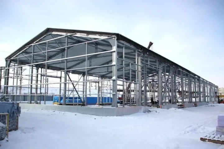 картинка-ссылка на статью: Как очистить ангар от снега в Пуровске?